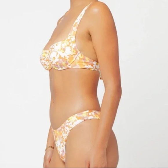 NWT L*Space Camelia bikini top in “what in carnation” print - Picture 4 of 13
